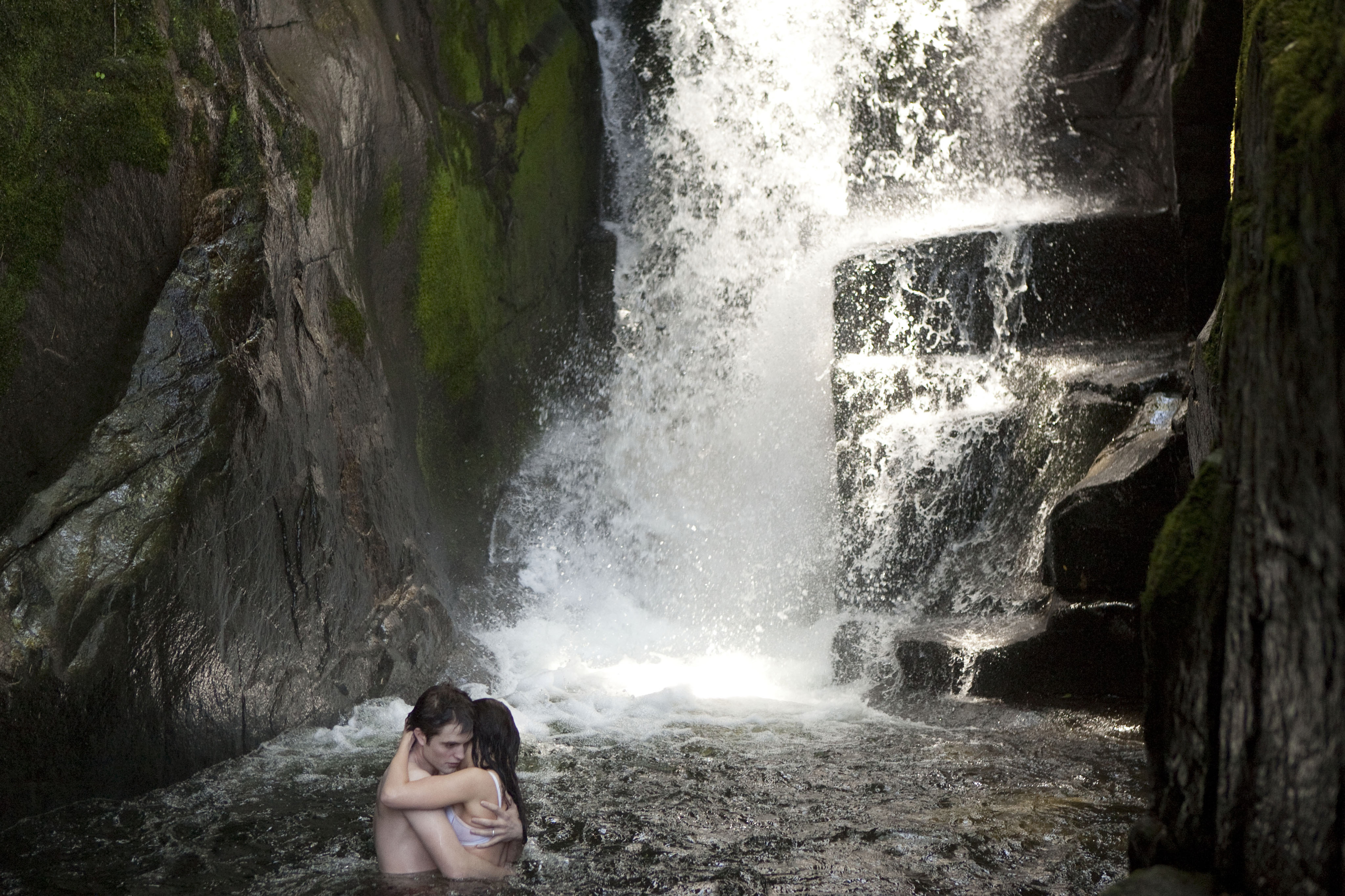 Сумерки водопад. Сумерки сага рассвет 1 водопад. Фотосессия на фоне водопада. Под водопадом.