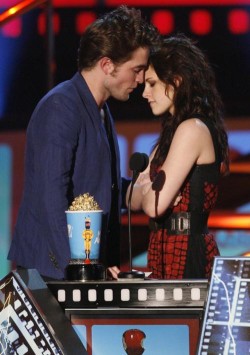 robert-pattinson-kristen-stewart-best-kiss